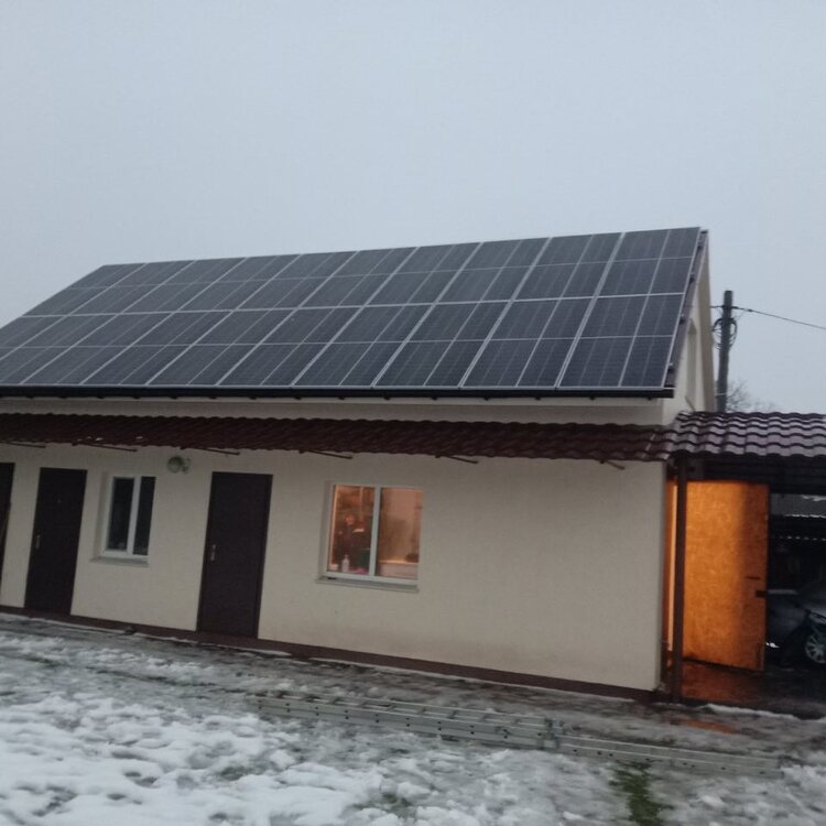 сонячні панелі на даху