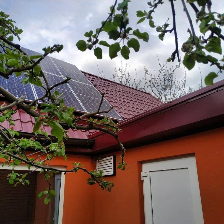 сонячні панелі за гілками