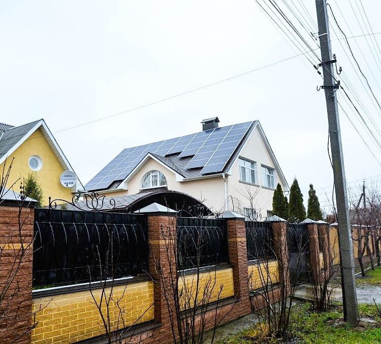 сонячна електростанція на даху дачі