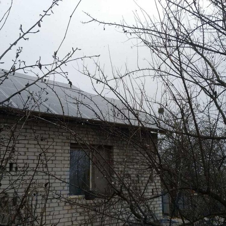 солнечные панели на доме из белого кирпича